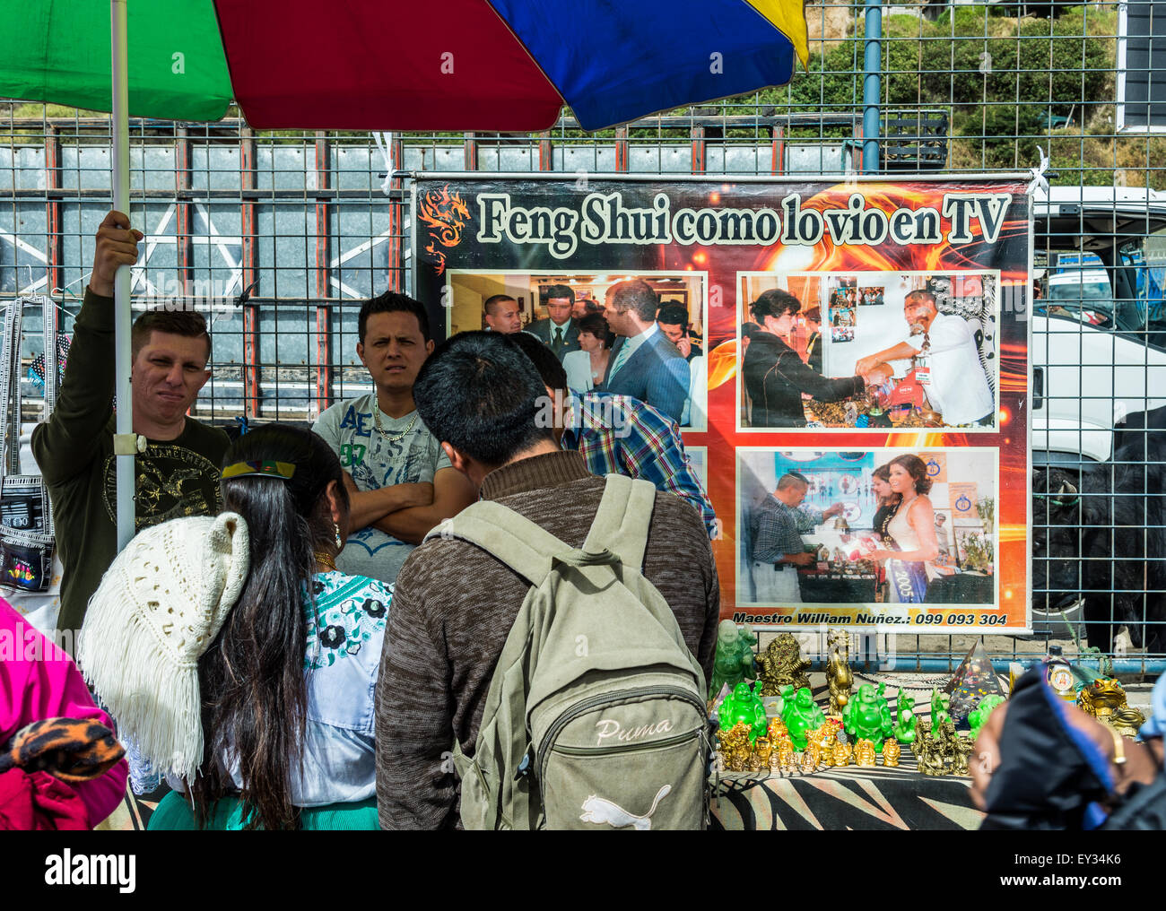 Un stand con vendita di Feng Shui gadget al mercato locale. Otavalo, Ecuador. Foto Stock