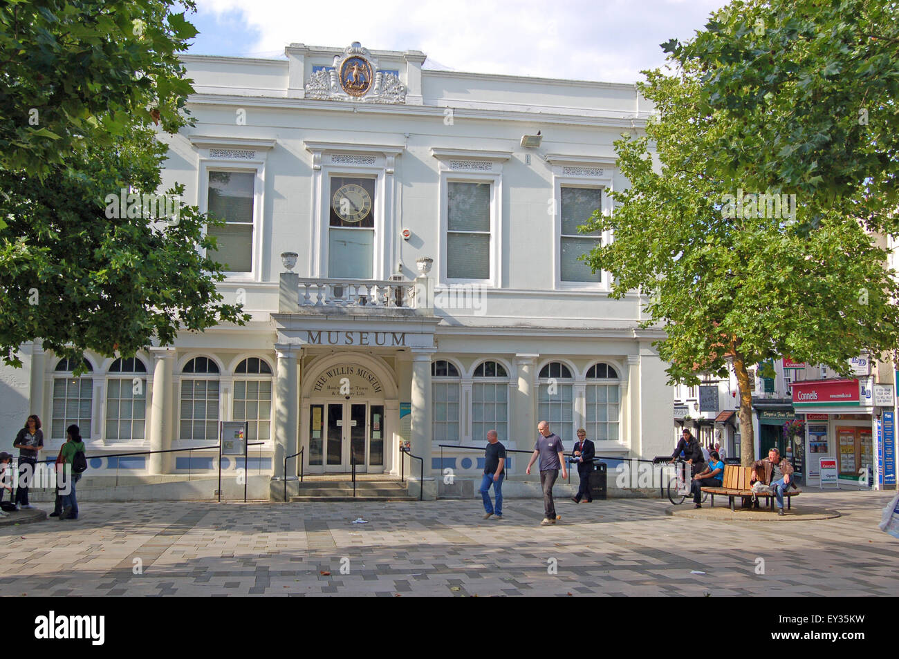 BASINGSTOKE, Regno Unito - 7 agosto 2007: pedoni godendo il tardo pomeriggio di sole estivo presso la storica piazza del mercato in basando Foto Stock