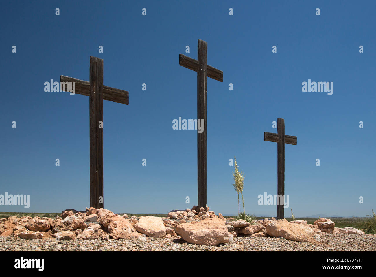 Tre croci di legno all'Immacolata Concezione della Chiesa cattolica in pioppi neri americani, Arizona, Stati Uniti. Foto Stock