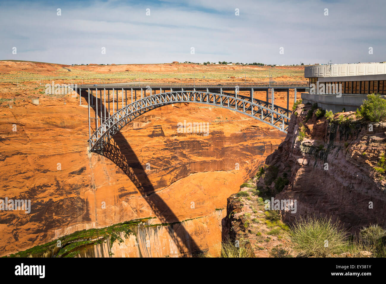 Un ponte sul Glen Canyon Dam sul fiume Colorado vicino a pagina, Arizona, Stati Uniti. Foto Stock