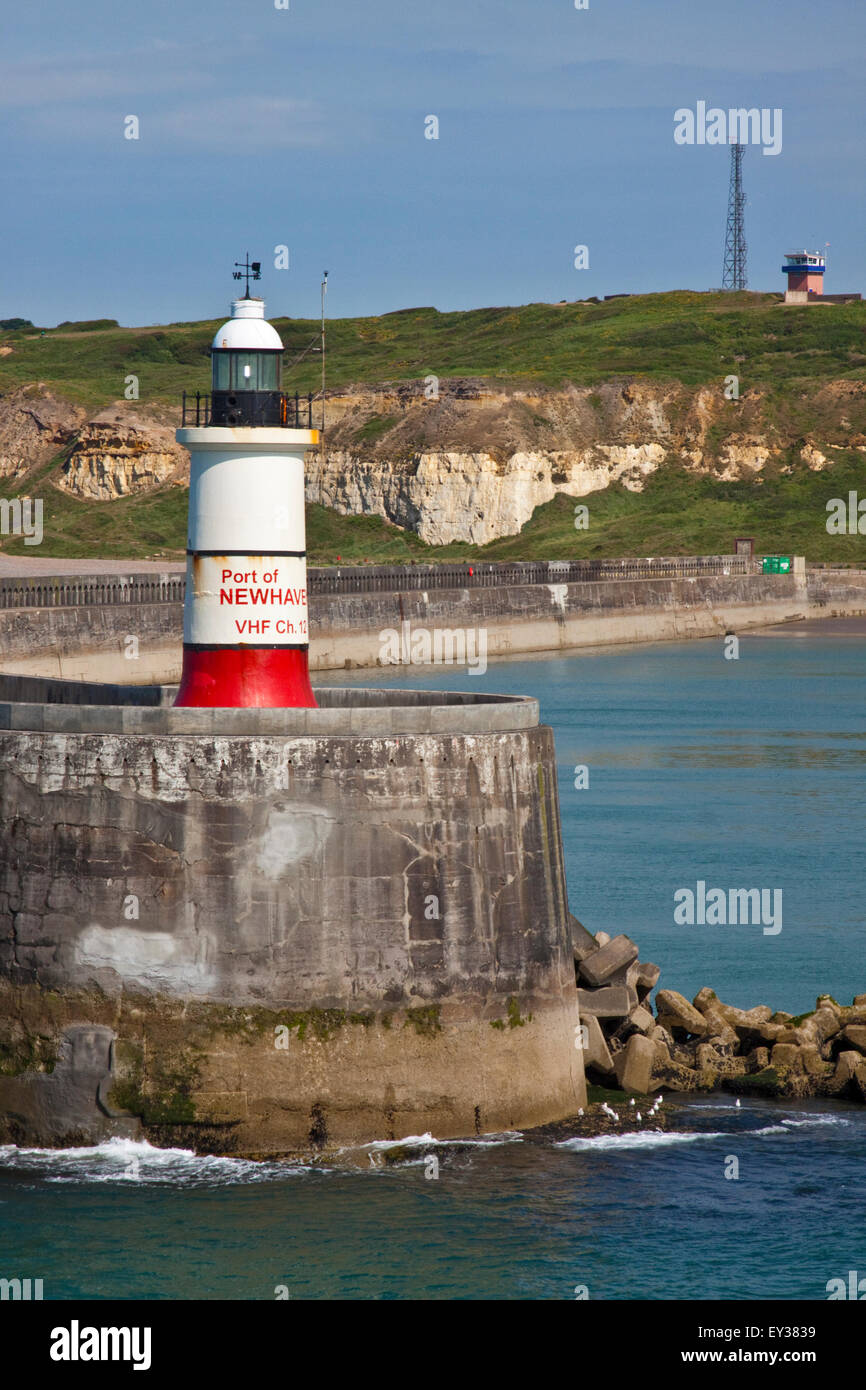 Faro sulla parete del porto, Newhaven, Inghilterra Foto Stock