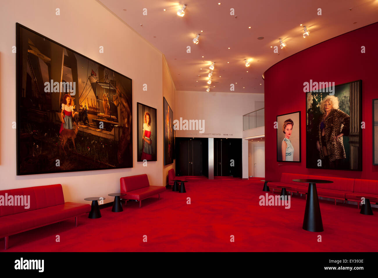 Foyer, decorazione murale con l'arte moderna, lo stadio Theater an der Elbe, Amburgo, Germania Foto Stock