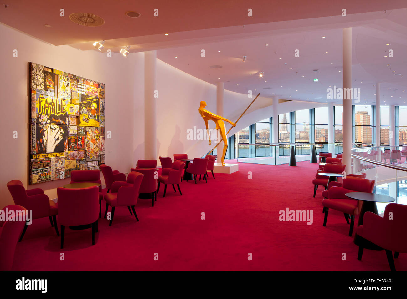 Foyer con oggetti d'arte moderna, lo stadio Theater an der Elbe, Amburgo, Germania Foto Stock