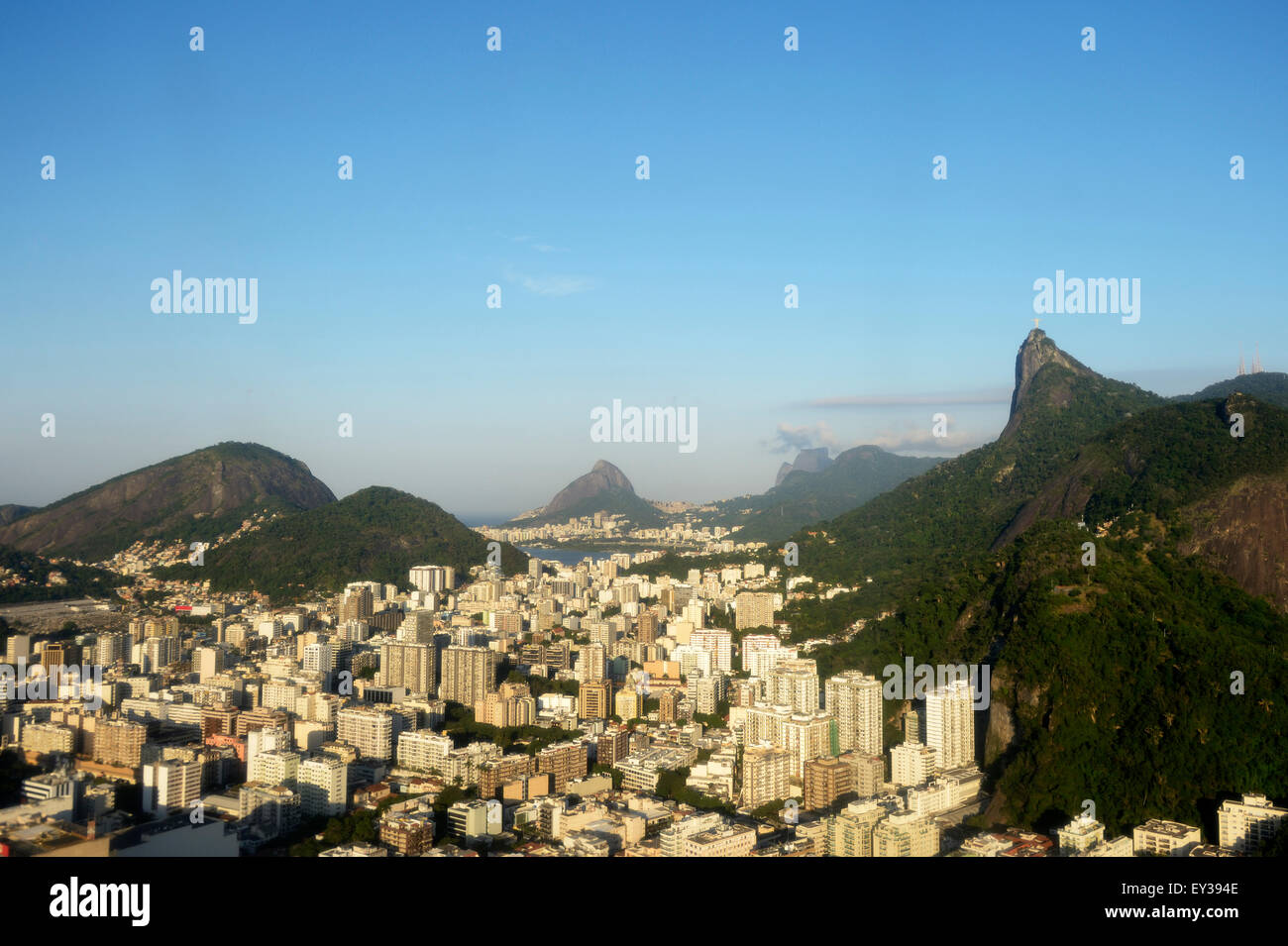 Vista aerea, centro città, Monte Corcovado con il Cristo Redentore statua, Rio de Janeiro, Brasile Foto Stock
