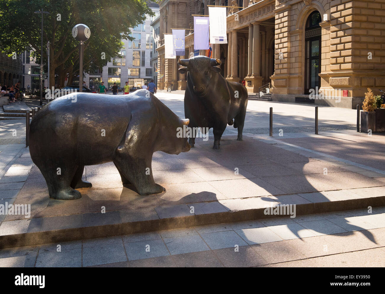 Sculture in bronzo di bull e bear, piazza della borsa, Frankfurt am Main, Hesse, Germania Foto Stock
