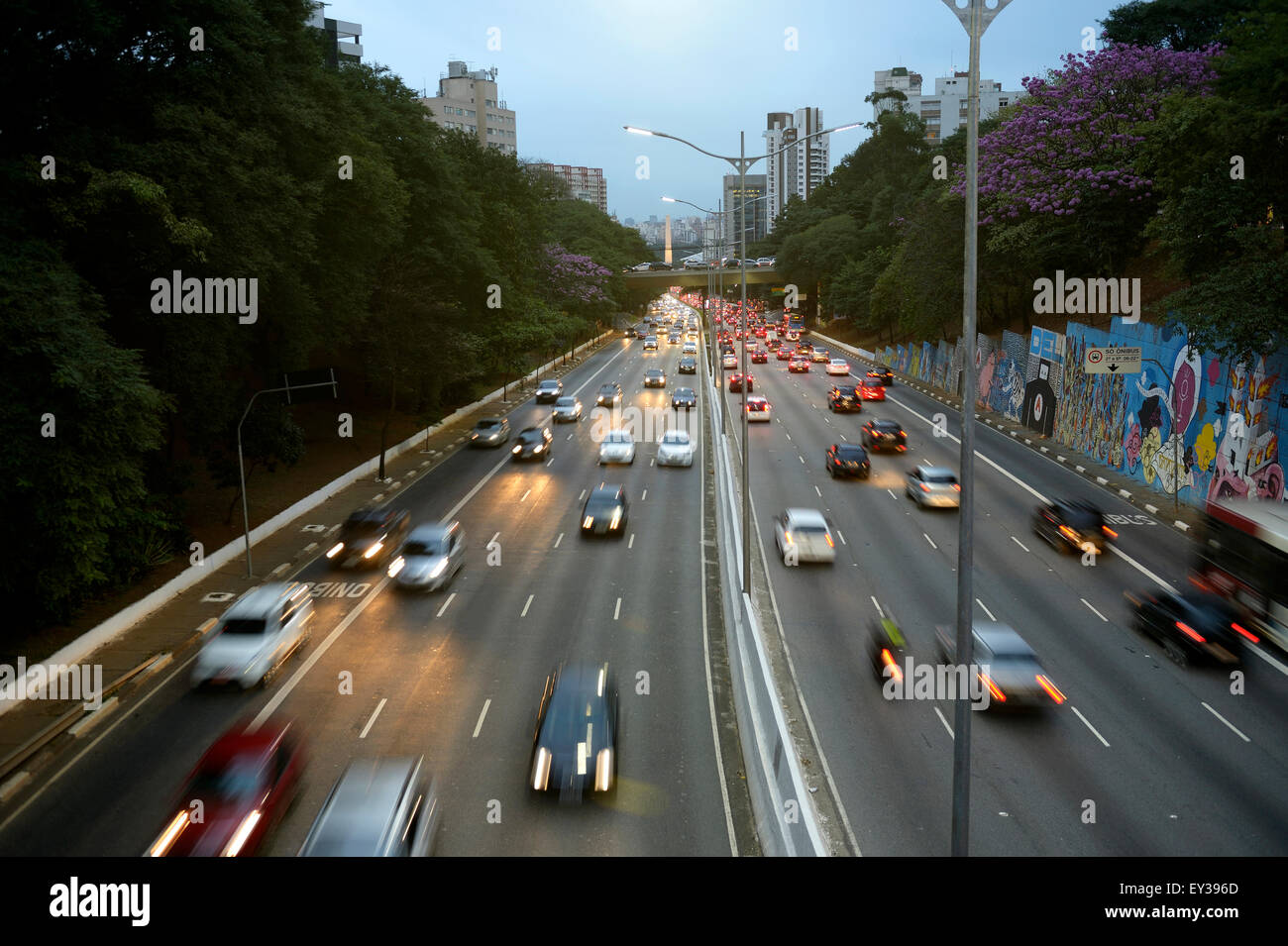 Il traffico sulla Avenida 23 de Maio, atmosfera serale di São Paulo, Brasile Foto Stock