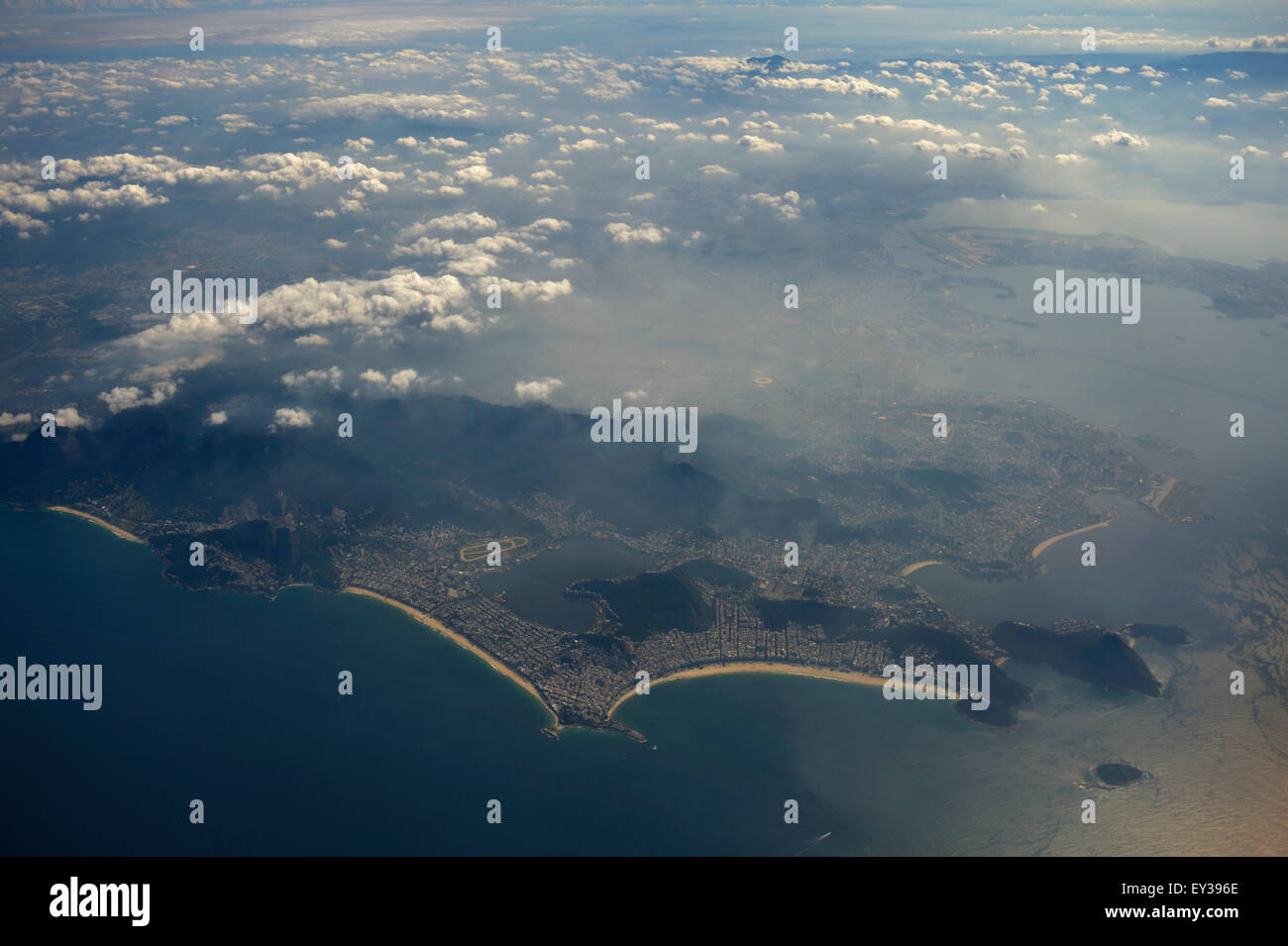 Vista aerea con le spiagge e il centro città, Rio de Janeiro, Brasile Foto Stock