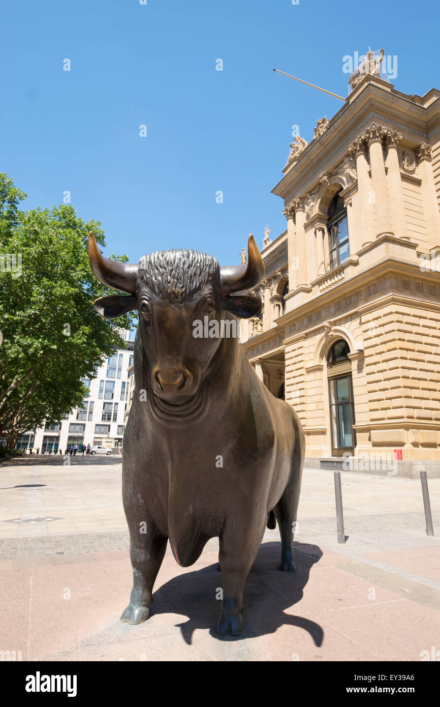 Il toro della scultura Bull e recare presso la borsa di Francoforte sul Meno, Hesse, Germania Foto Stock