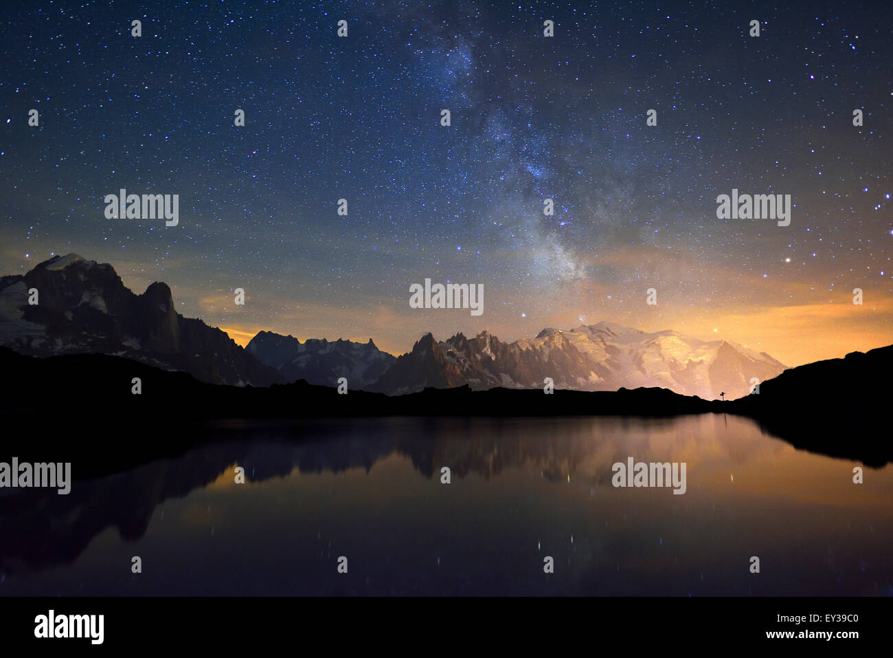 Massiccio del Monte Bianco durante la notte con la Via Lattea, riflessa in Lac de Chésserys, Aiguilles de Chamonix sulla sinistra Foto Stock