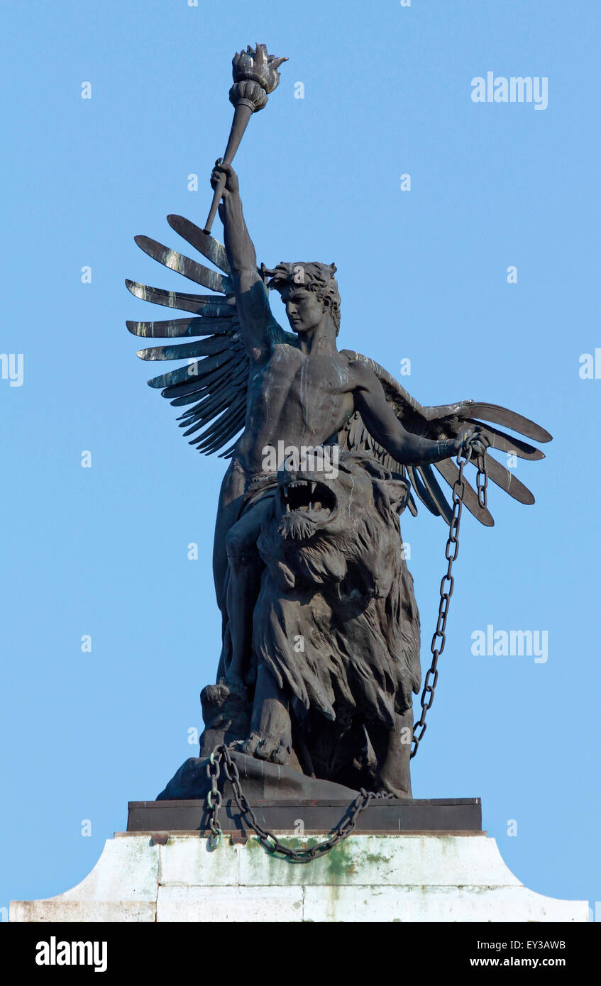 Angelo mantenendo una torcia scultura con un leone. Foto Stock