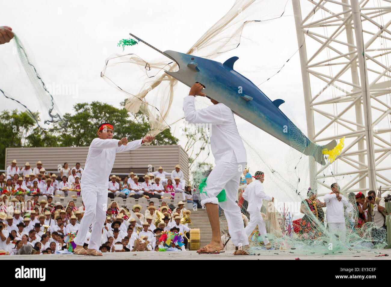 Oaxaca, Messico. Il 20 luglio, 2015. I ballerini di partecipare all'ottantatreesimo Guelaguetza festa, nel Cerro de Fortin, in Oaxaca, capitale di Oaxaca, Messico, il 20 luglio 2015. La festa Guelaguetza 2015 iniziata lunedì. © Isaias Hernandez/NOTIMEX/Xinhua/Alamy Live News Foto Stock