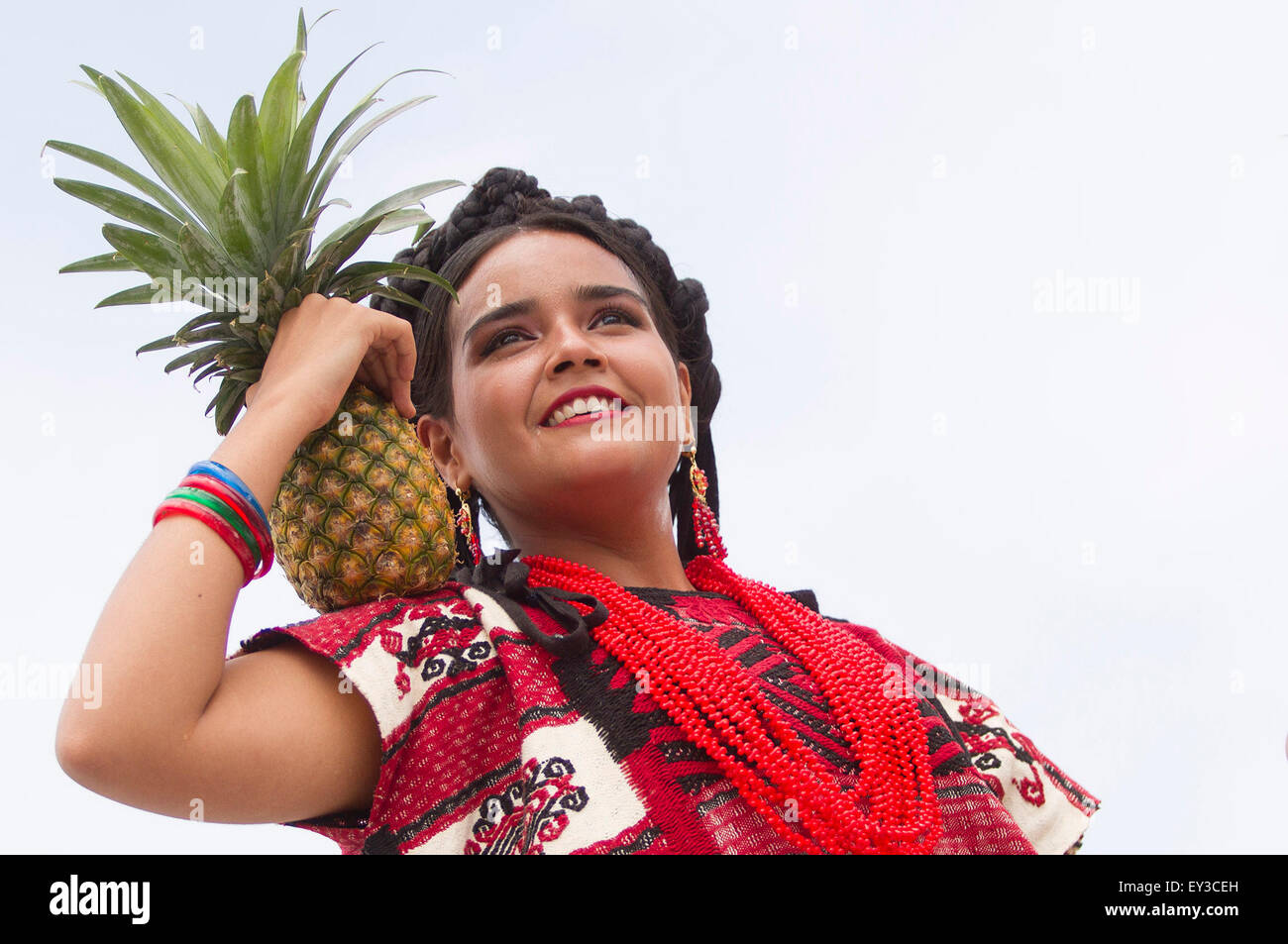 Oaxaca, Messico. Il 20 luglio, 2015. Un ballerino partecipa all'ottantatreesimo Guelaguetza festa, nel Cerro de Fortin, in Oaxaca, capitale di Oaxaca, Messico, il 20 luglio 2015. La festa Guelaguetza 2015 iniziata lunedì. © Isaias Hernandez/NOTIMEX/Xinhua/Alamy Live News Foto Stock