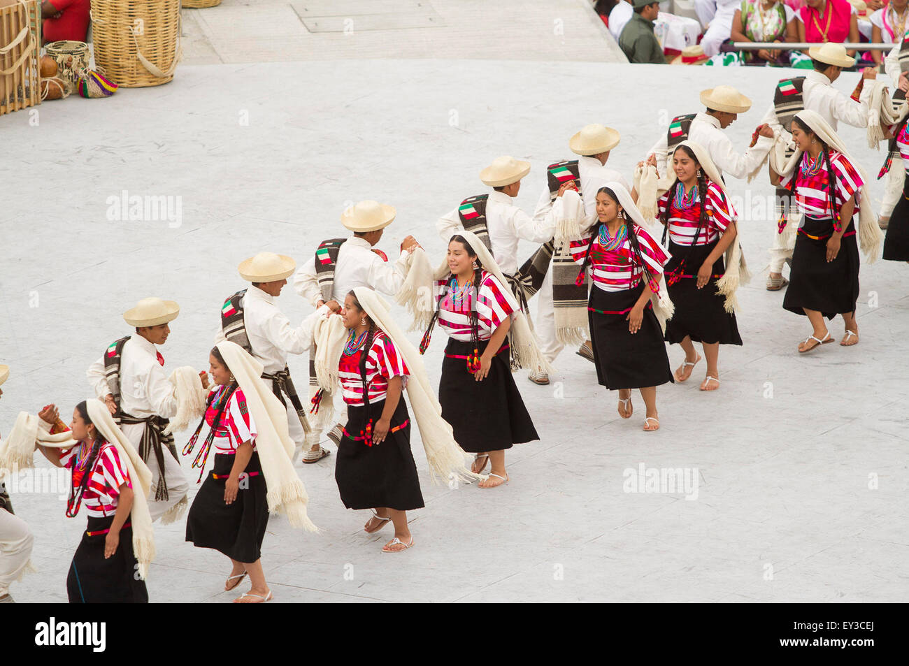Oaxaca, Messico. Il 20 luglio, 2015. I ballerini di partecipare all'ottantatreesimo Guelaguetza festa, nel Cerro de Fortin, in Oaxaca, capitale di Oaxaca, Messico, il 20 luglio 2015. La festa Guelaguetza 2015 iniziata lunedì. © Isaias Hernandez/NOTIMEX/Xinhua/Alamy Live News Foto Stock