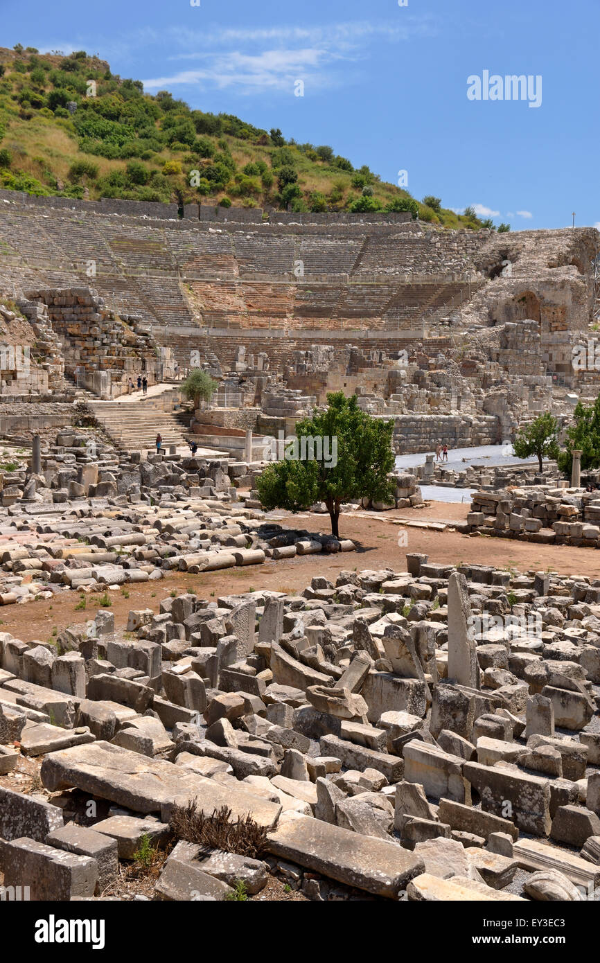 Il grande anfiteatro di Efeso, Selcuk, Kusadasi, Turchia, con muratura area di storage in primo piano Foto Stock