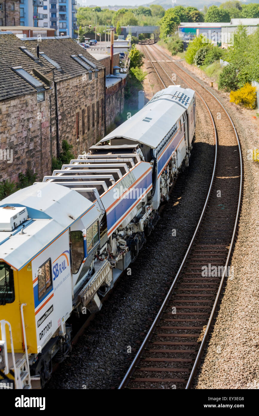 La Plasser & Theurer AFM 2000-RT 77001 via macchina di finissaggio di proprietà di Swietelsky Babcock. Foto Stock