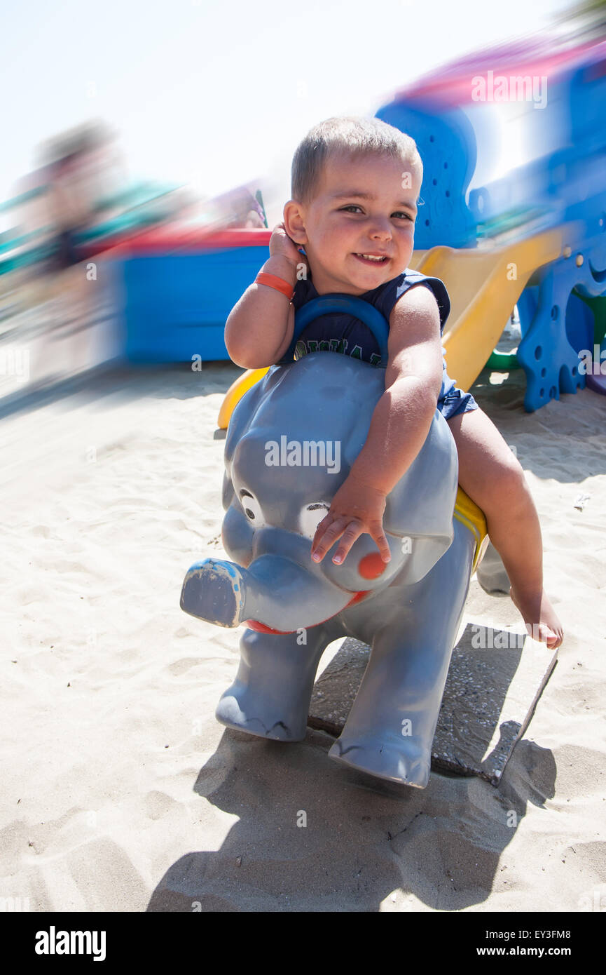 bambina di 2 anni gioca in una zona per bambini con attrazioni Foto stock -  Alamy