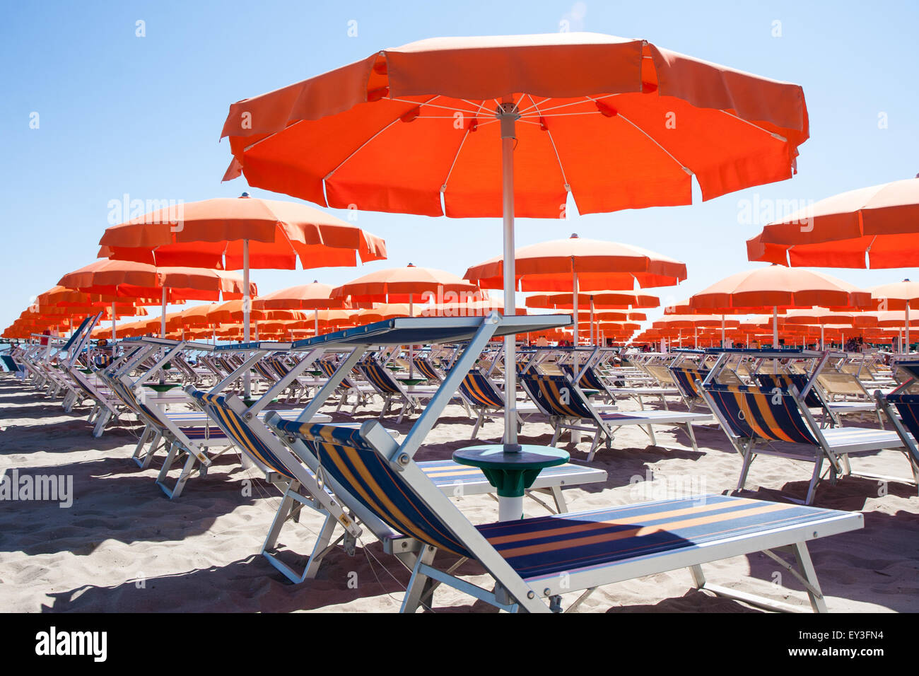Ombrelloni e lettini da mare a Rimini e Riccione e Cattolica Beach, Italia  Foto stock - Alamy