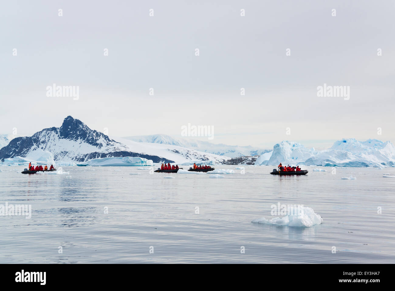 Visualizzazione di gruppi di persone in gommoni vicino e iceberg in Antartide. Foto Stock