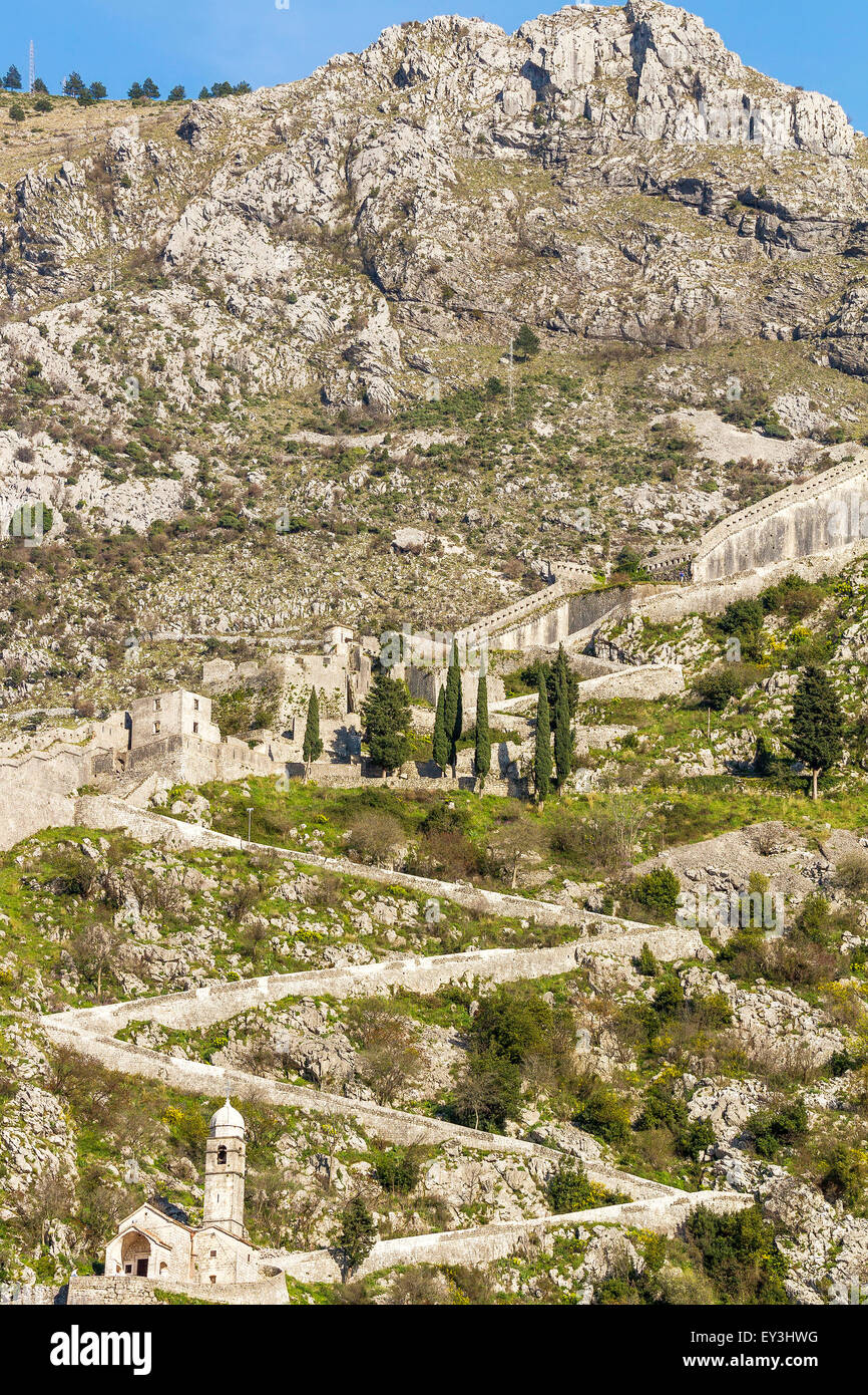 Il percorso fino alle montagne Kotor Montenegro Foto Stock