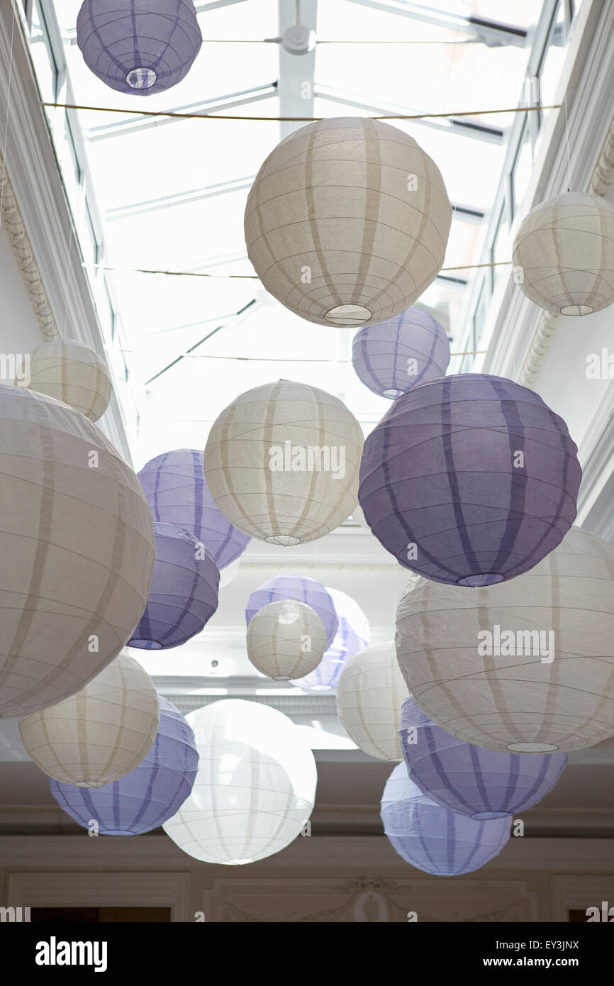 Bianco e blu di bambù lanterne di carta appesa ad un soffitto. Foto Stock
