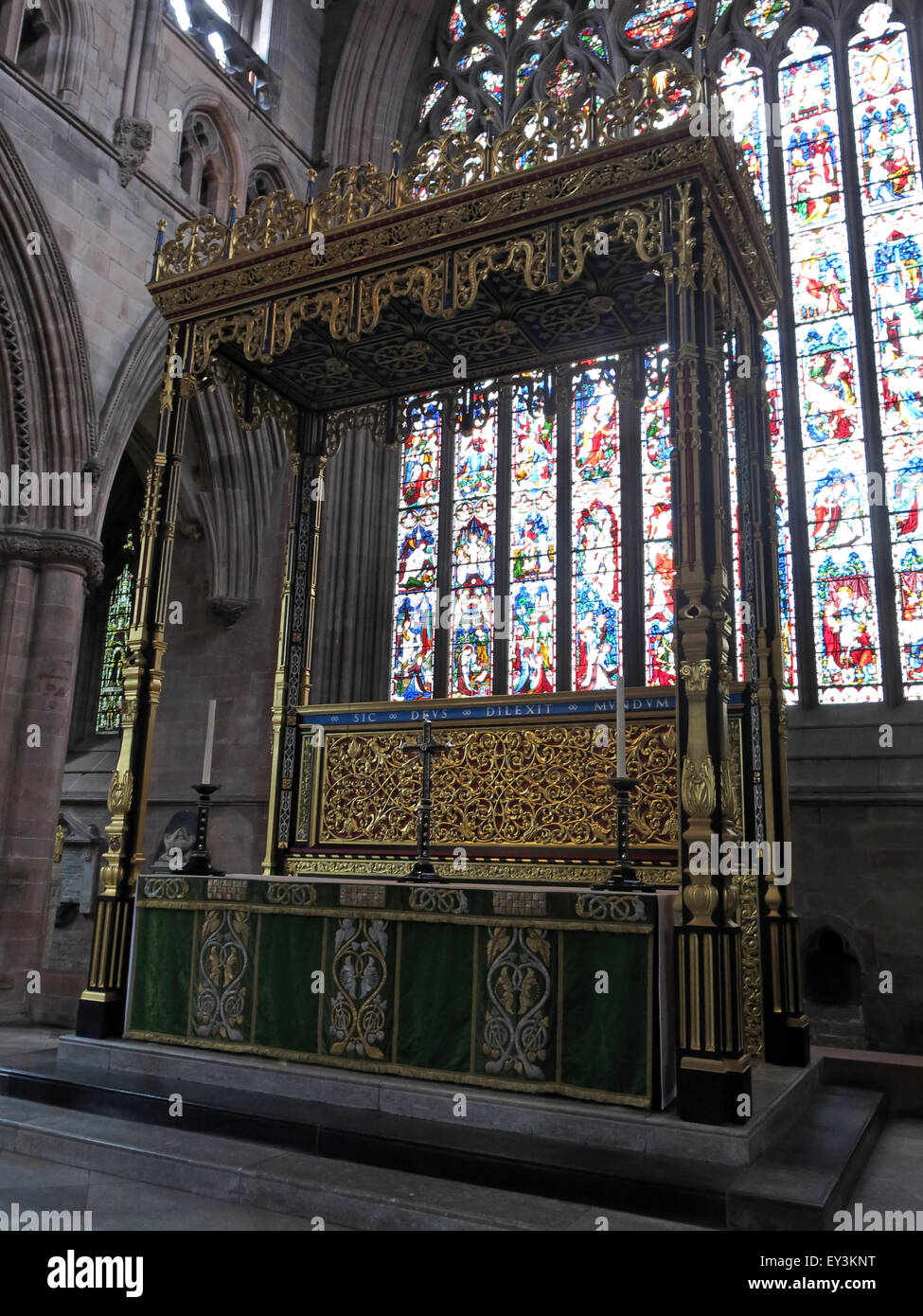 Chiesa della Santa Trinità e indivisa - altare di legno e vetrate, Cattedrale di Carlisle, Cumbria, Inghilterra, Regno Unito Foto Stock