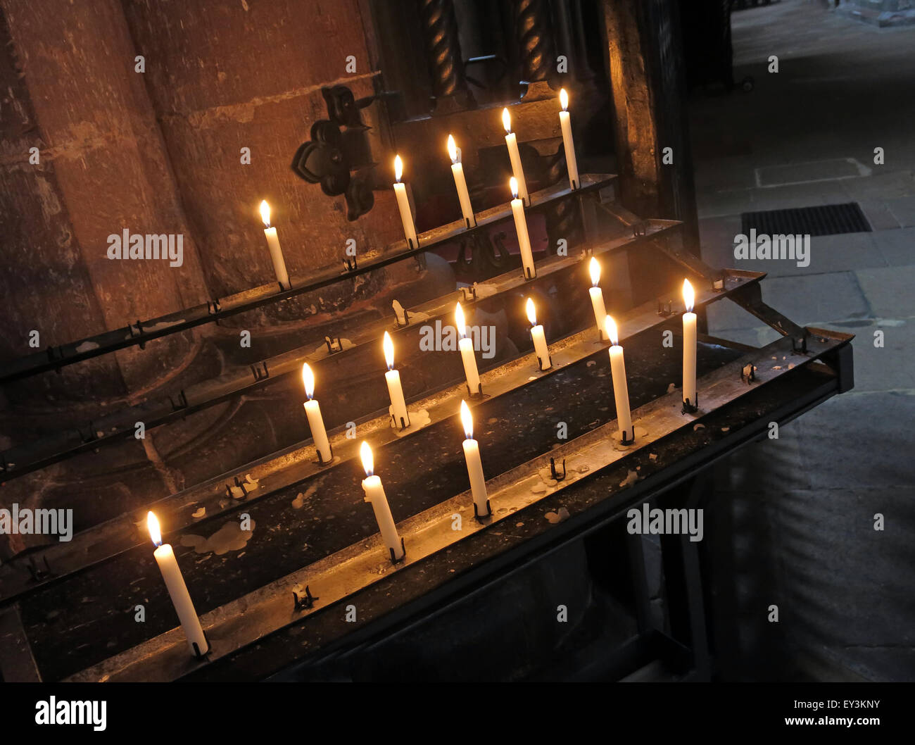 Candles Burning, Carlisle Cathedral, Cumbria, Inghilterra, Regno Unito, Cumbria CA3 8TZ Foto Stock