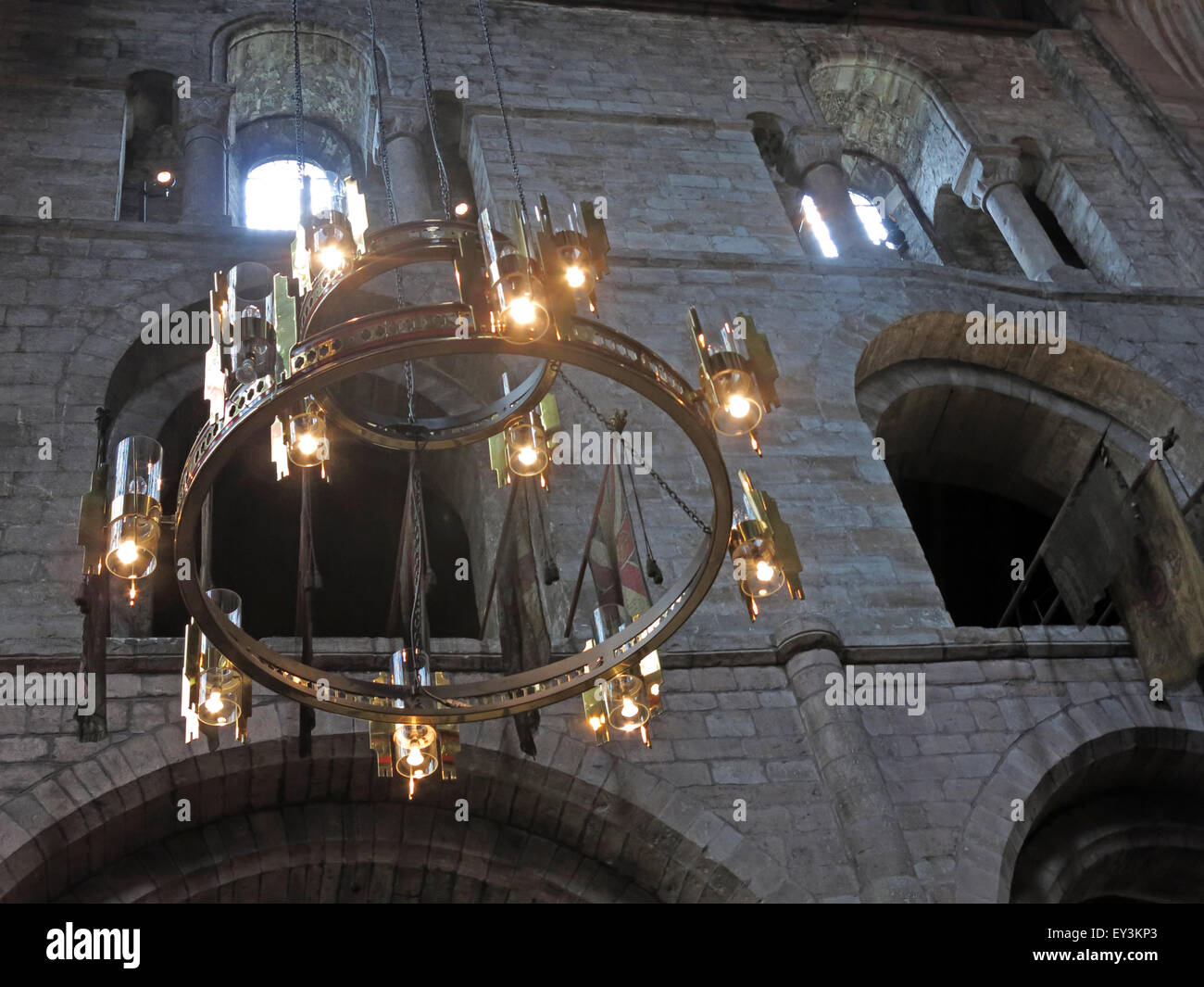Lampadari alla Cattedrale di Carlisle, Cumbria, Inghilterra, Regno Unito - Chiesa della Santa e indivisa Trinità Foto Stock