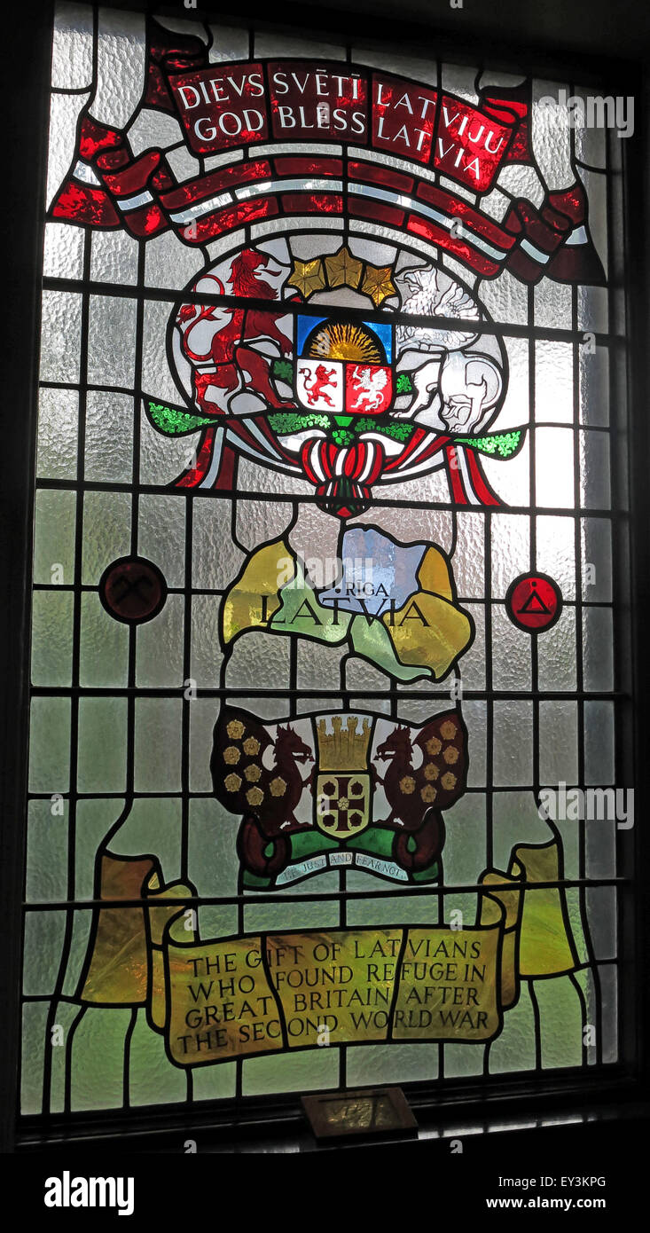 St Cuthberts Chiesa,Carlisle,Cumbria,l'Inghilterra,UK interno- vetro macchiato donato dalla comunità lettone Foto Stock