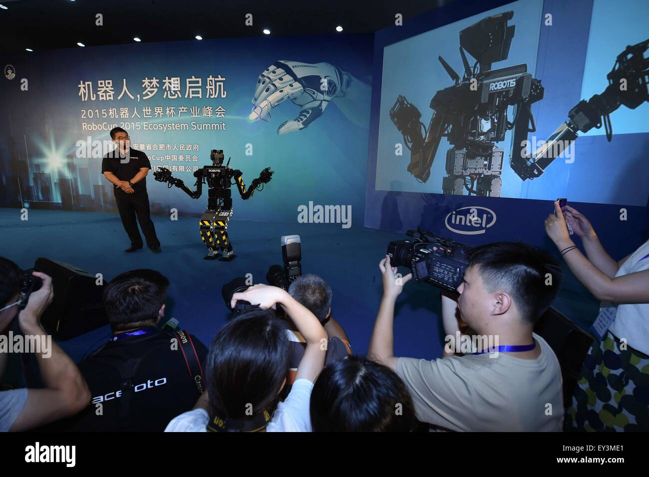 Hefei, cinese della provincia di Anhui. 21 Luglio, 2015. Un membro del personale di Intel Corporation mostra un robot prodotto alla RoboCup 2015 Vertice ecosistema in Heifei, a est della capitale cinese della provincia di Anhui, 21 luglio 2015. La RoboCup 2015 Vertice ecosistema calci fuori a Hefei martedì. Credito: Zhang Duan/Xinhua/Alamy Live News Foto Stock