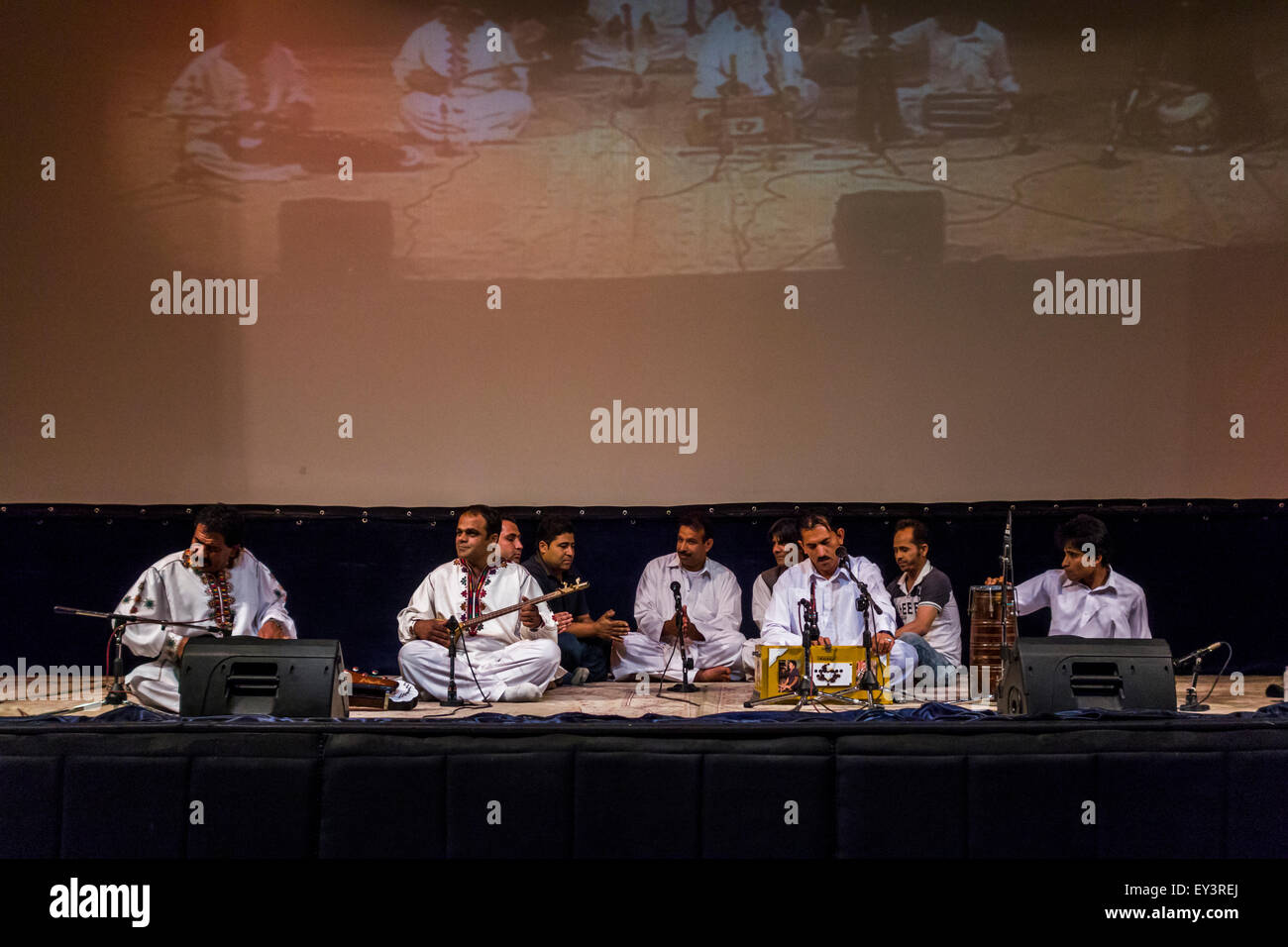 Il gruppo di musica tradizionale effettuando in corrispondenza a Zahedan University, a Zahedan, Iran Foto Stock