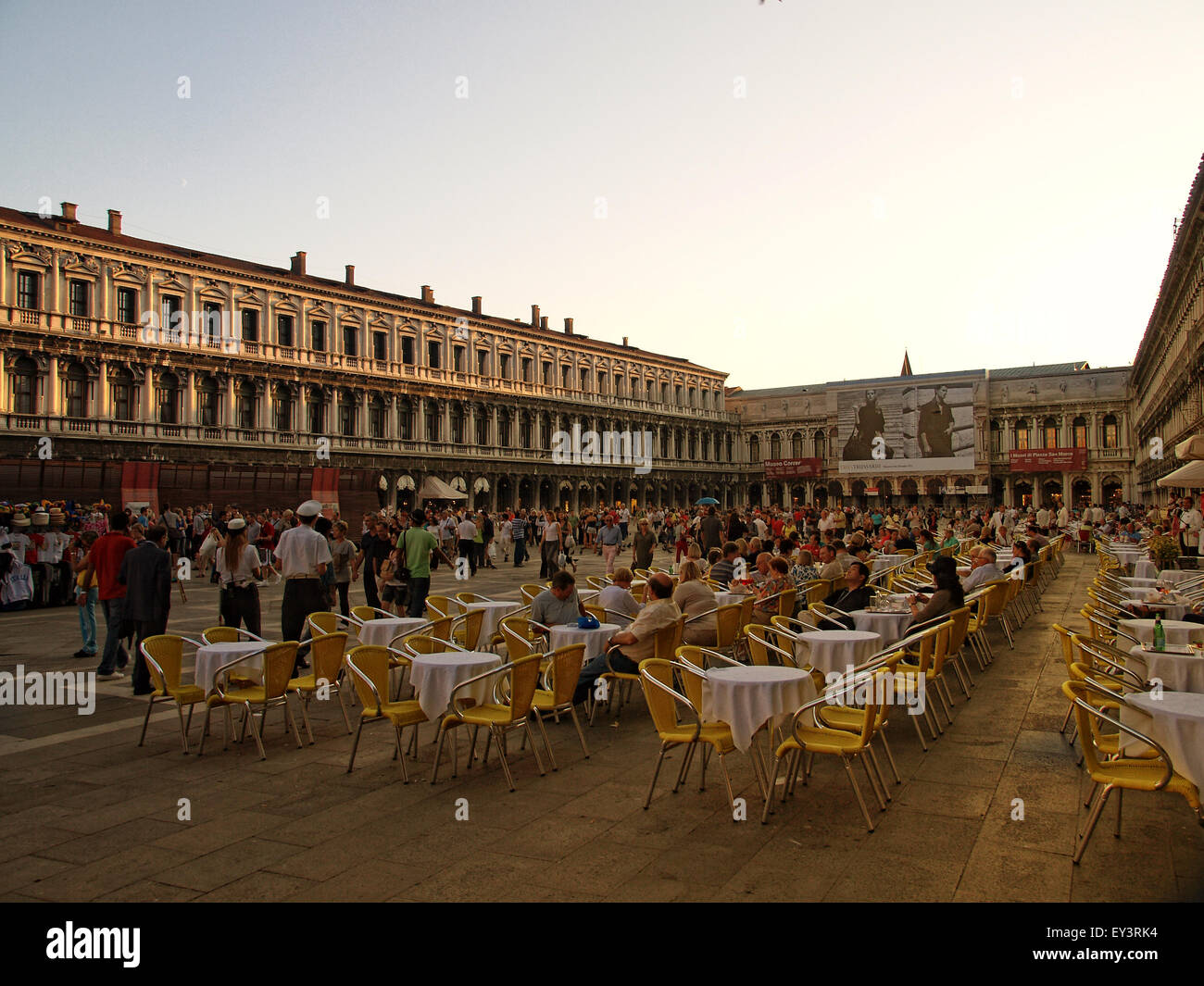Vista orizzontale della piazza san marco al tramonto pieno di turisti. Venezia. L'Italia. Foto Stock