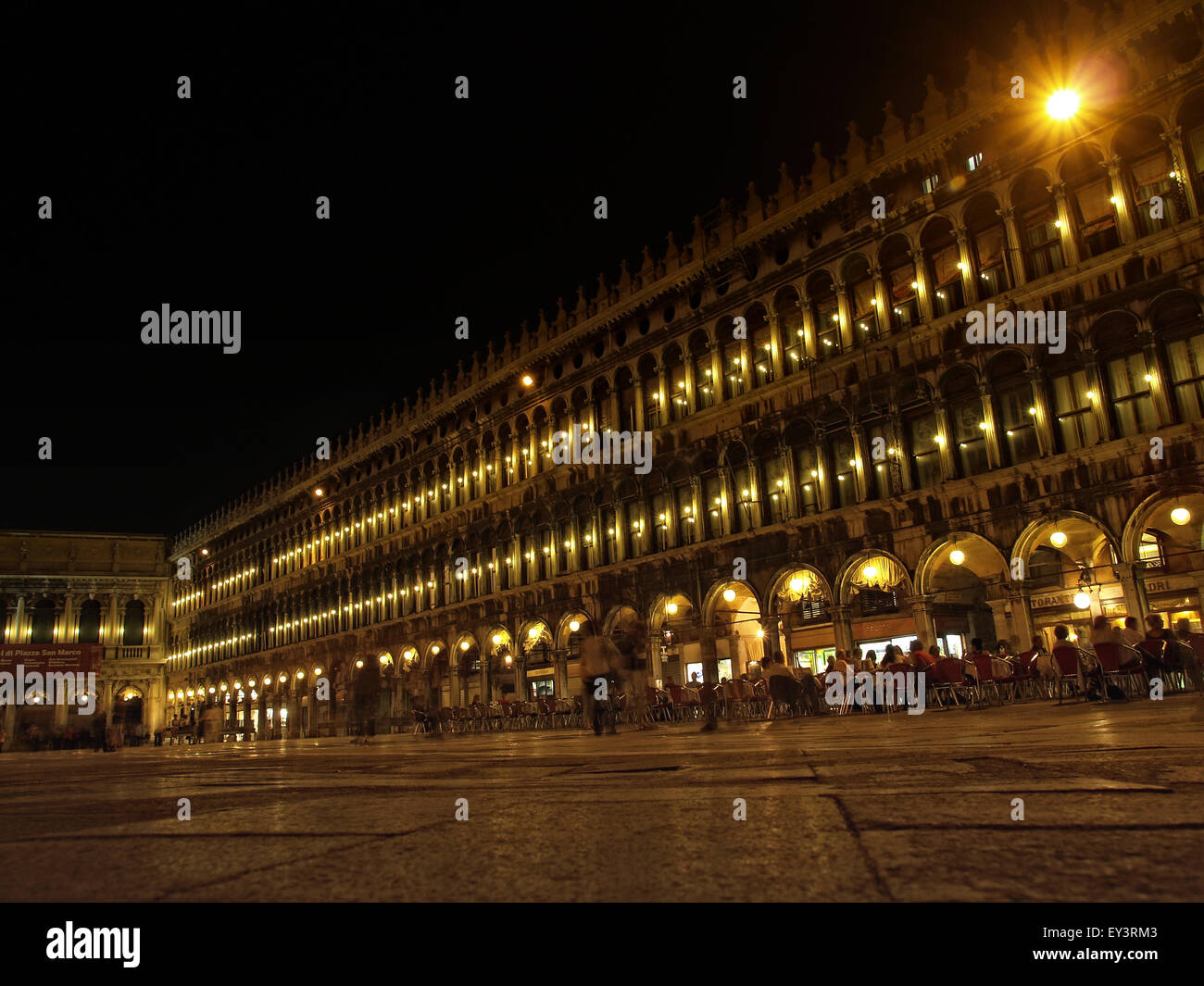Vista orizzontale della Piazza San Marco durante la notte con il turista. Venezia. L'Italia. Foto Stock