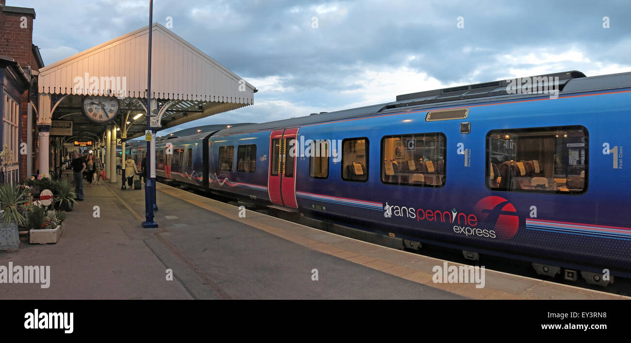 Primo treno Transpennine a piattaforma, stazione di Preston al crepuscolo, Greater Manchester, Inghilterra, Regno Unito- Classe 185 Desiro treno Foto Stock