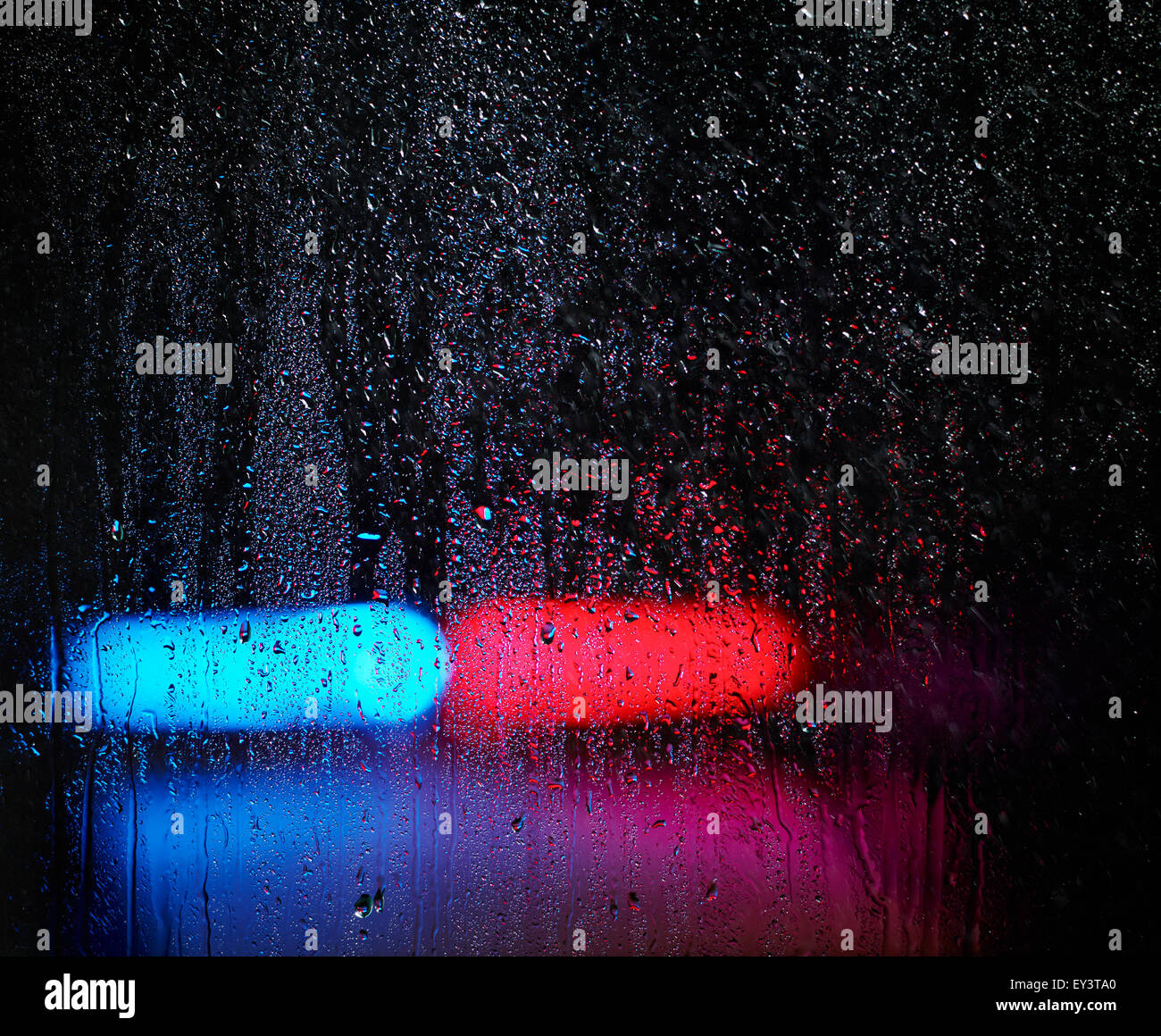 Finestra e gocce d'acqua, luci di emergenza su sfondo, piovoso e tema scuro Foto Stock