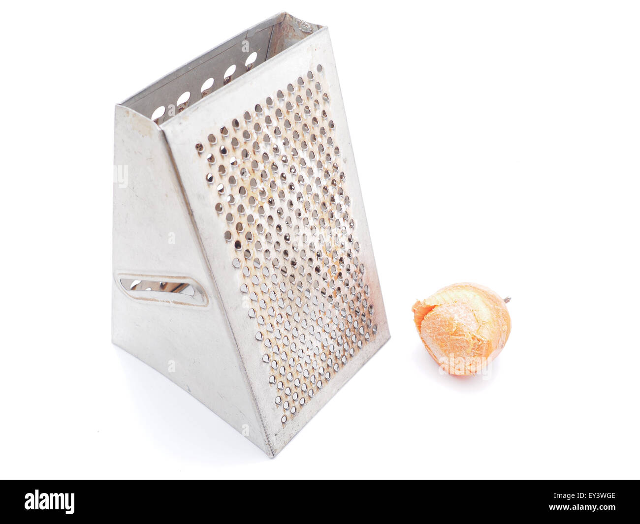 Grattugia in acciaio inox e carota fresca su fondo bianco Foto stock - Alamy
