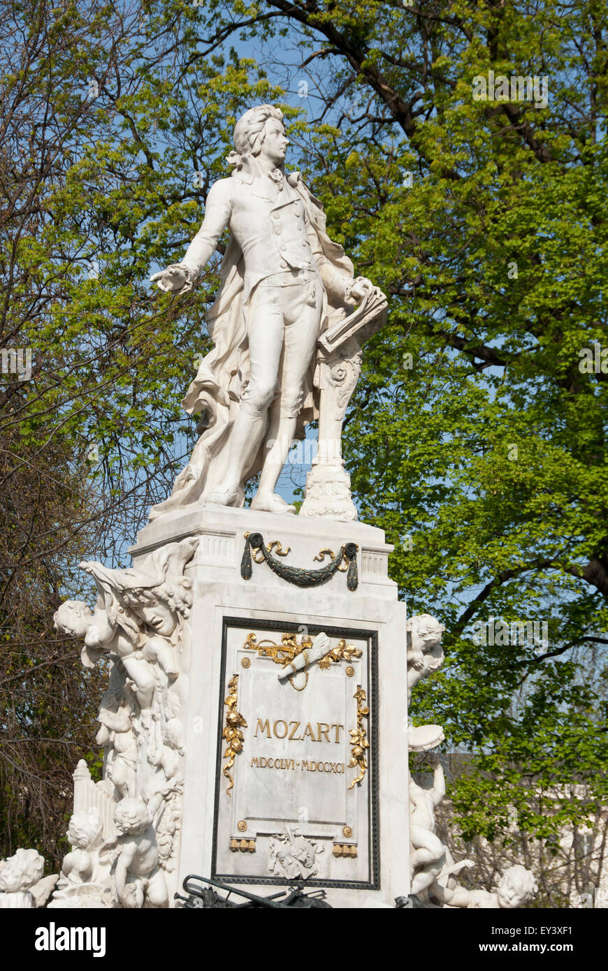 Mozart Memorial statua, Vienna, Austria nel Burggarten gardens Foto Stock