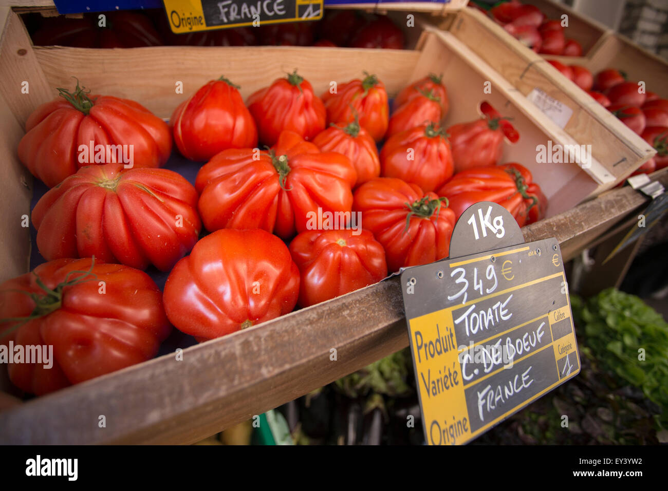 Grande cimelio di pomodori in un mercato in stallo Bonifacio in Corsica. Foto Stock