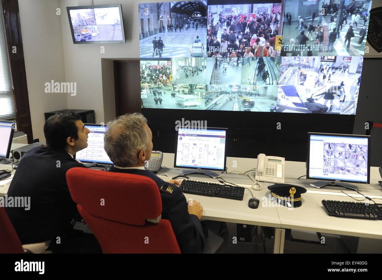 Milano, Italia, della sala di controllo della polizia per sistema di videosorveglianza a stazione centrale Foto Stock