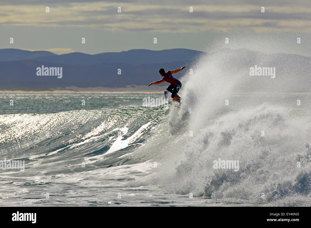 Surfista brasiliano ed ex campione del mondo, Gabriel Medina surf un calore durante il 2015 Jeffreys Bay aprire, Sud Africa Foto Stock