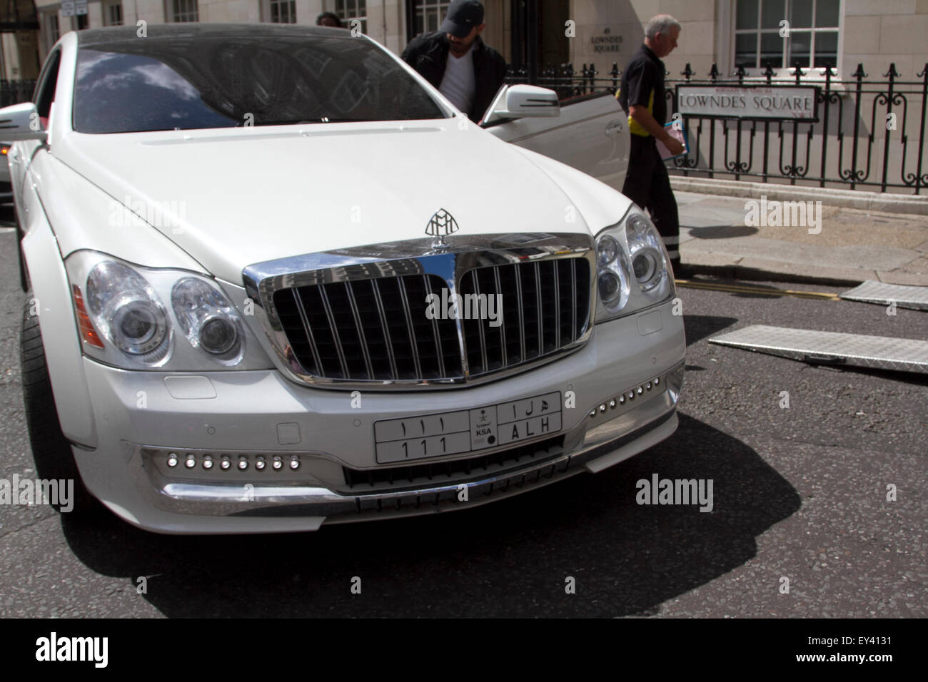 Knightsbridge di Londra, UK. Il 21 luglio 2015. Un lusso raro Maybach auto con Saudi Arabian targhe tira in hotel vialetto in Knightsbridge. Supercars del valore di migliaia di sterline sono avvistati in Knightsbridge dove ricchi proprietari arabi sfoggia la loro ricchezza e super veloce veicoli che vanno dal Ferraris a Lamborghini intorno alla zona alla moda di Knightsbridge in ciò che è descritto come 'Ramadan Rush' Credito: amer ghazzal/Alamy Live News Foto Stock