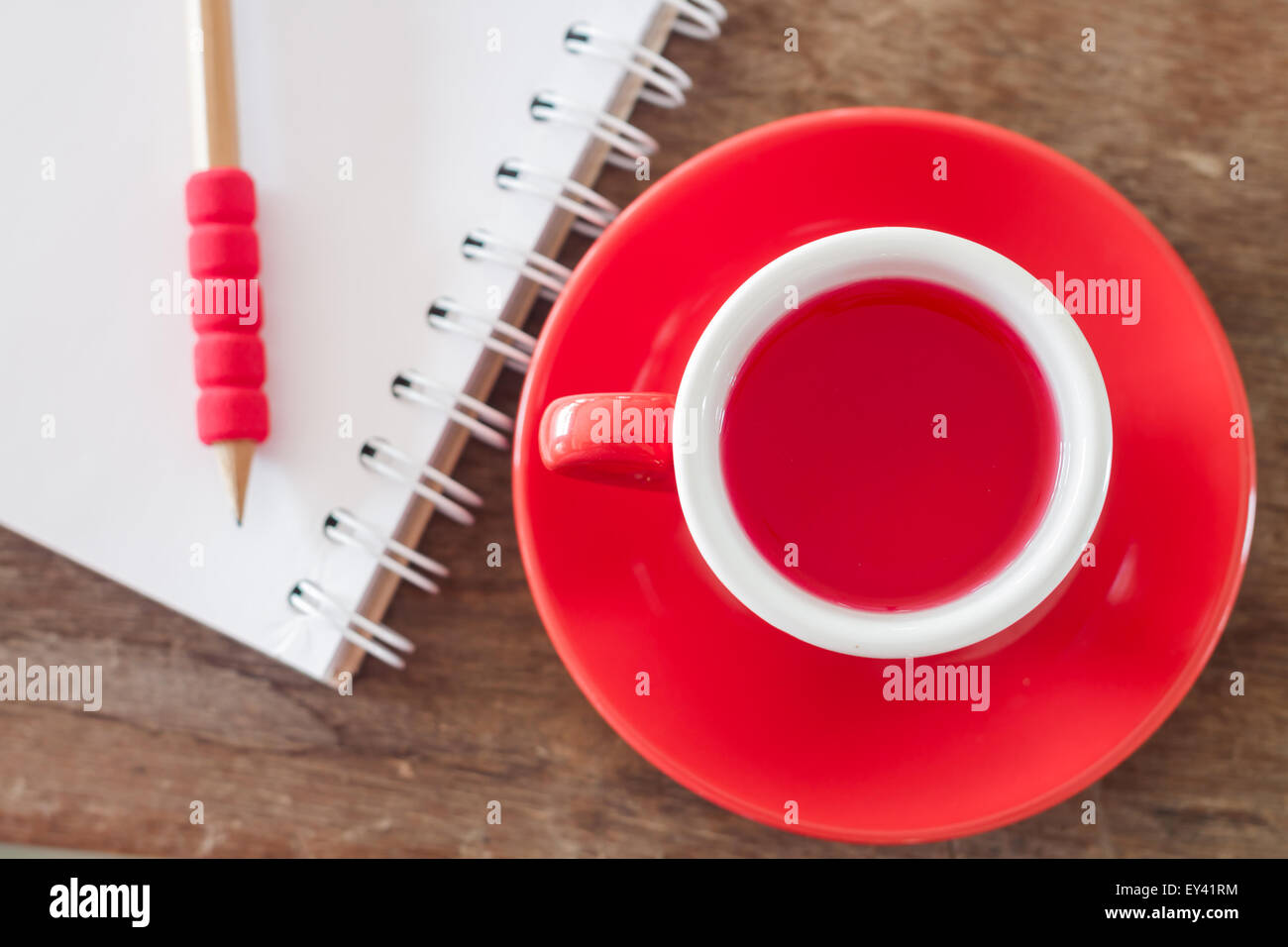 Rosso la tazza con il notebook aperto, stock photo Foto Stock