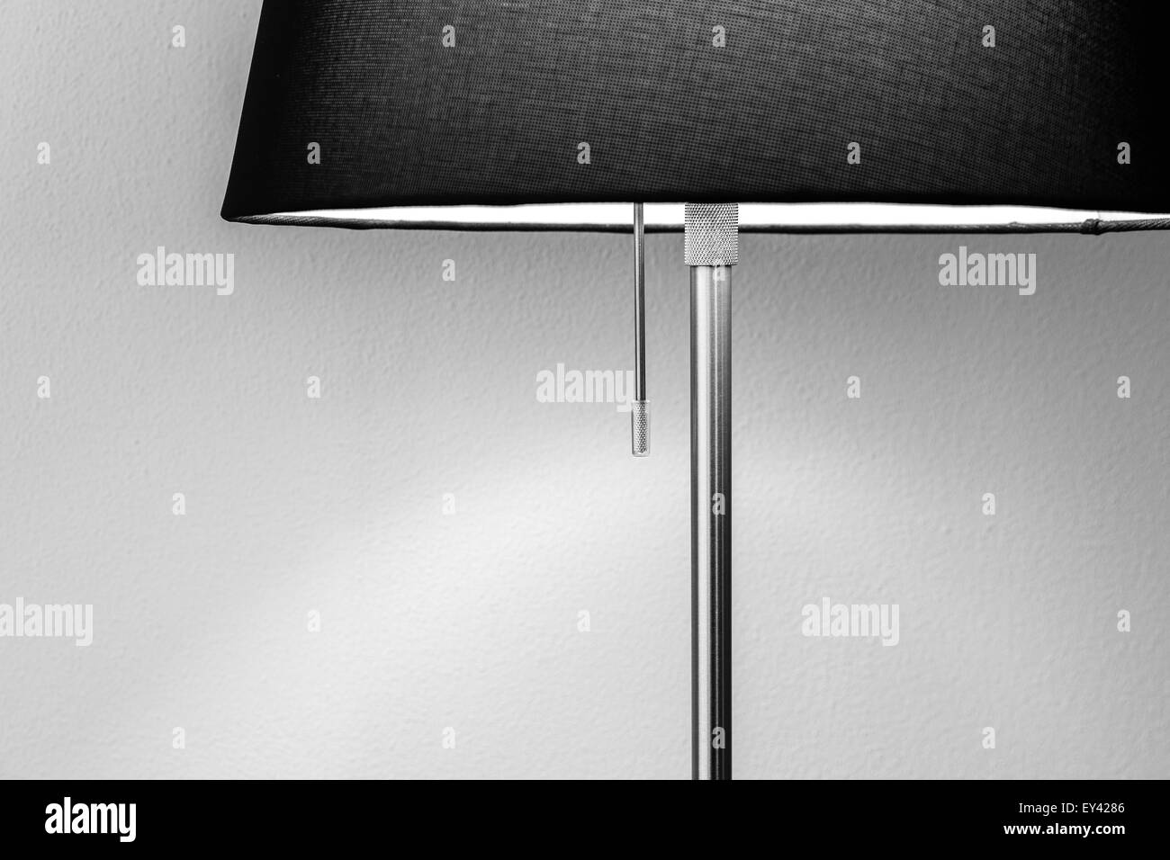 In bianco e nero di un bagliore lampada in salotto Foto Stock