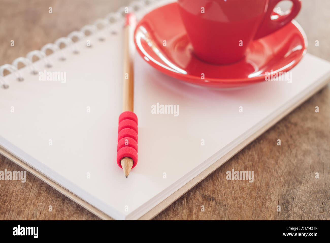 Rosso la tazza con il notebook aperto, stock photo Foto Stock