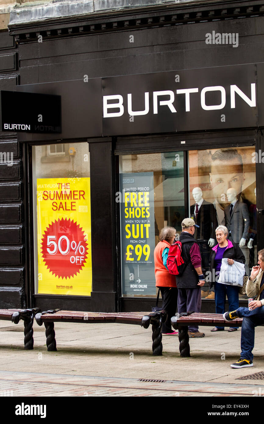 Dundee, Scotland, Regno Unito. 21 Luglio 2015: Vendite: metà estate vendite di Dundee. La moda maschile store Burton lungo la pubblicità Murraygate summer sales e riduzione del 50% sui loro prodotti. Burton è un grande Regno Unito high street rivenditore di abbigliamento. La società era una volta un costituente dell'indice FTSE 100, ma ora è un nome commerciale di Arcadia Marchi del Gruppo Ltd, parte del gruppo di Arcadia. Credito: Dundee fotografico/Alamy Live News Foto Stock