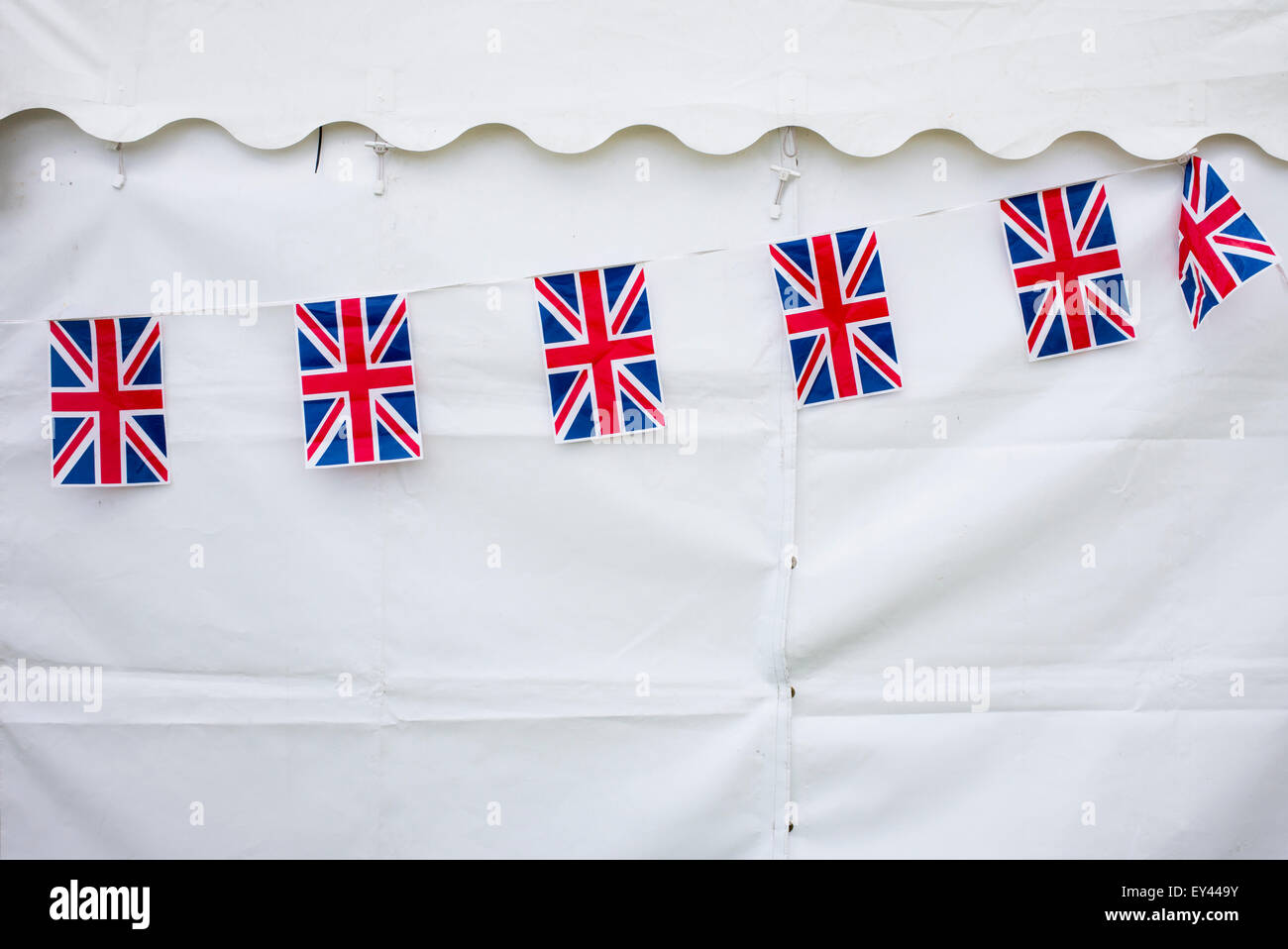 Union Jack flag bunting appeso su un rettangolo di selezione Foto Stock