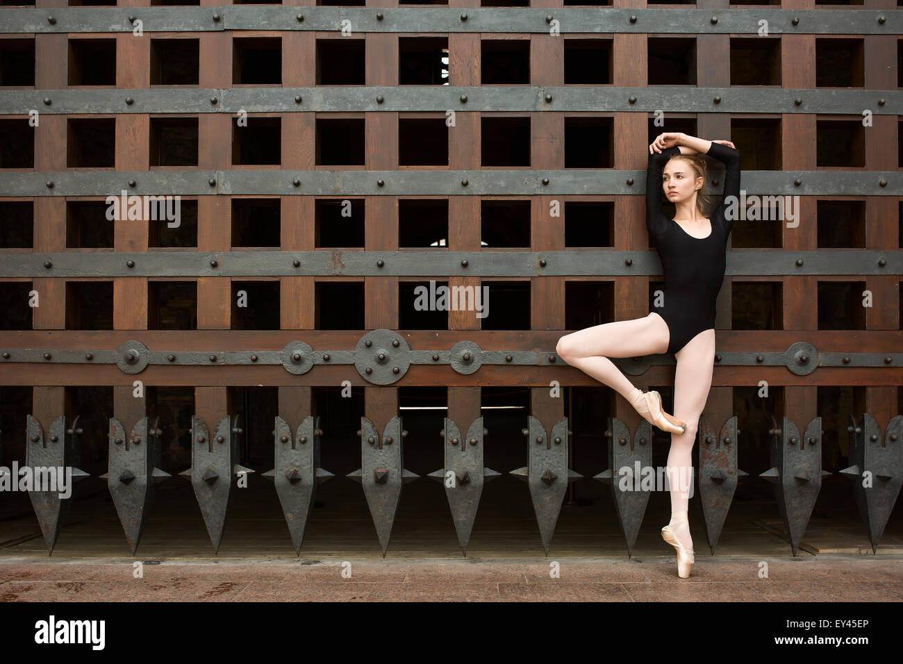 Slim ballerina sorge su una gamba vicino alla Porta Vecchia Foto Stock