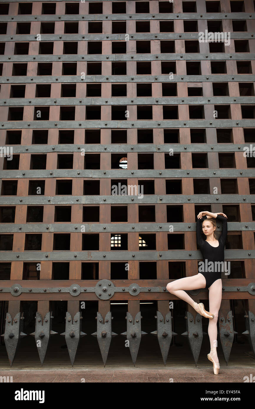 Slim ballerina sorge su una gamba vicino alla Porta Vecchia Foto Stock