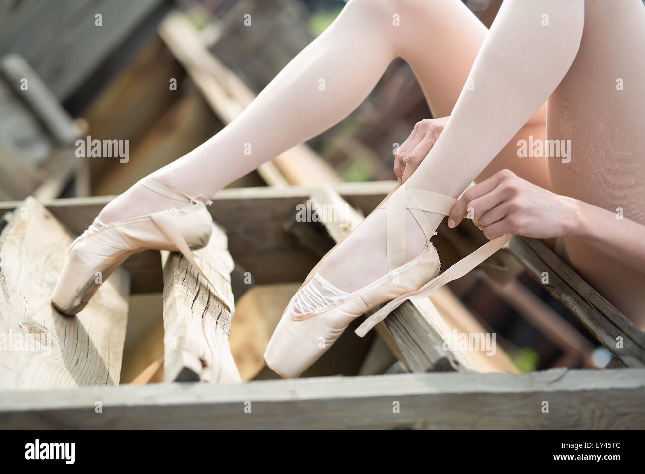 Ballerina di legatura del nastro sul suo white pointe Foto Stock