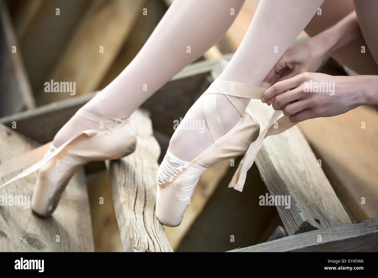 Ballerina di legatura del nastro sul suo white pointe Foto Stock