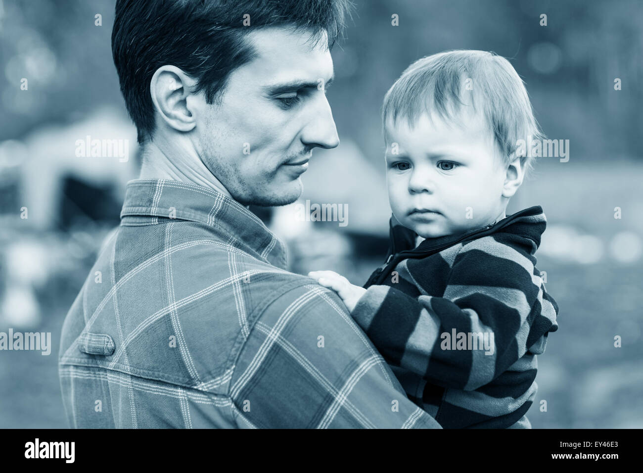 Padre e figlio all'aperto Foto Stock